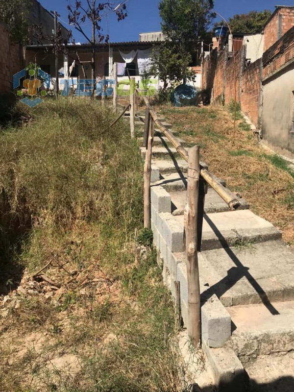 Casa com terreno liso na frente, 2 quartos, sala ampla. Foto 3