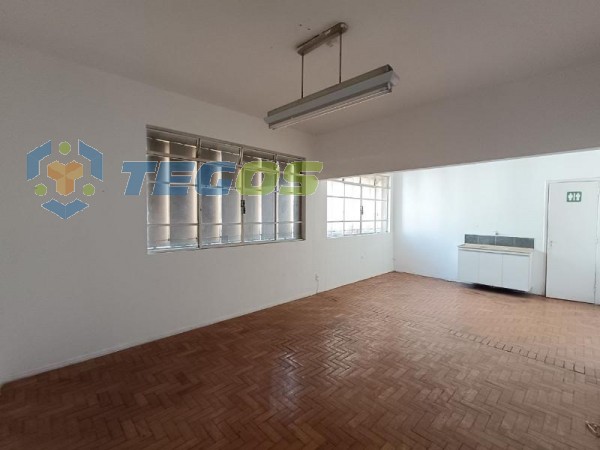 Sala localizado em Centro com área útil 77.00 m². Foto 1